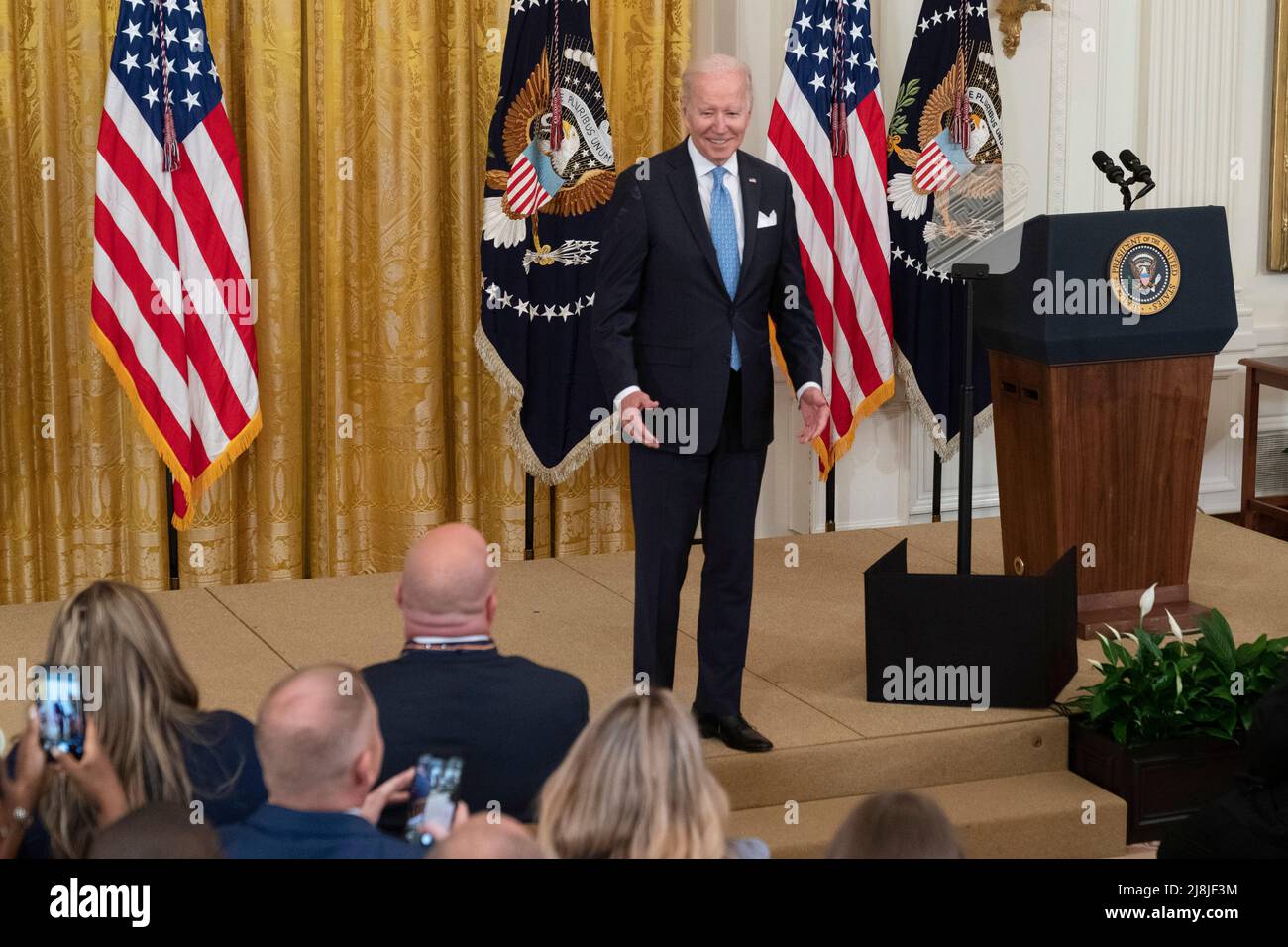 Il presidente degli Stati Uniti Joe Biden parte dopo aver presentato le Medaglie di Valor per “valore straordinario al di sopra e al di là del dovere” alla Casa Bianca di Washington, DC, 16 maggio 2022. Credit: Chris Kleponis/CNP /MediaPunch Foto Stock