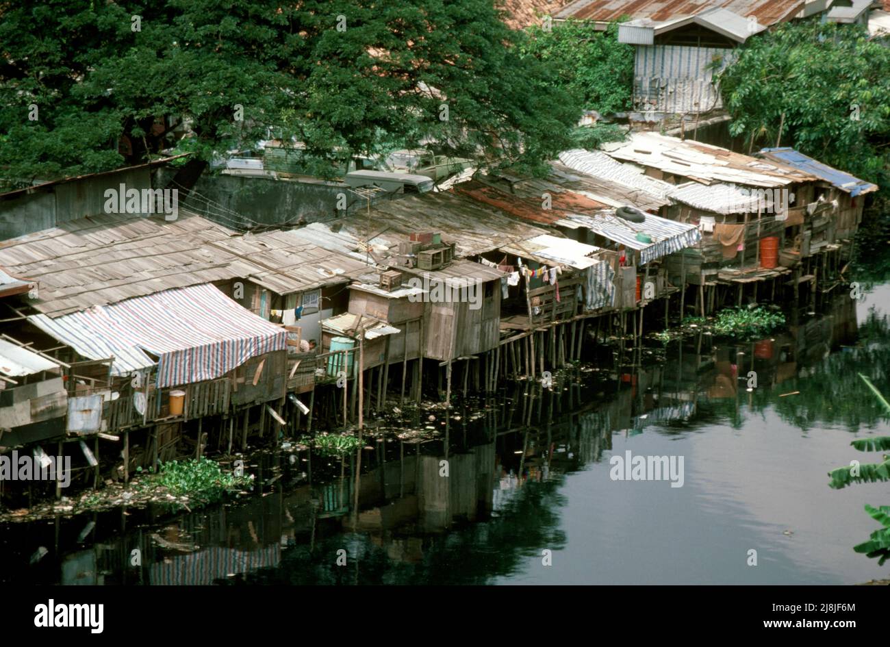 Sunda Kelapa Waterfront Ramshackle Houses, Giacarta, Indonesia 1984 Foto Stock