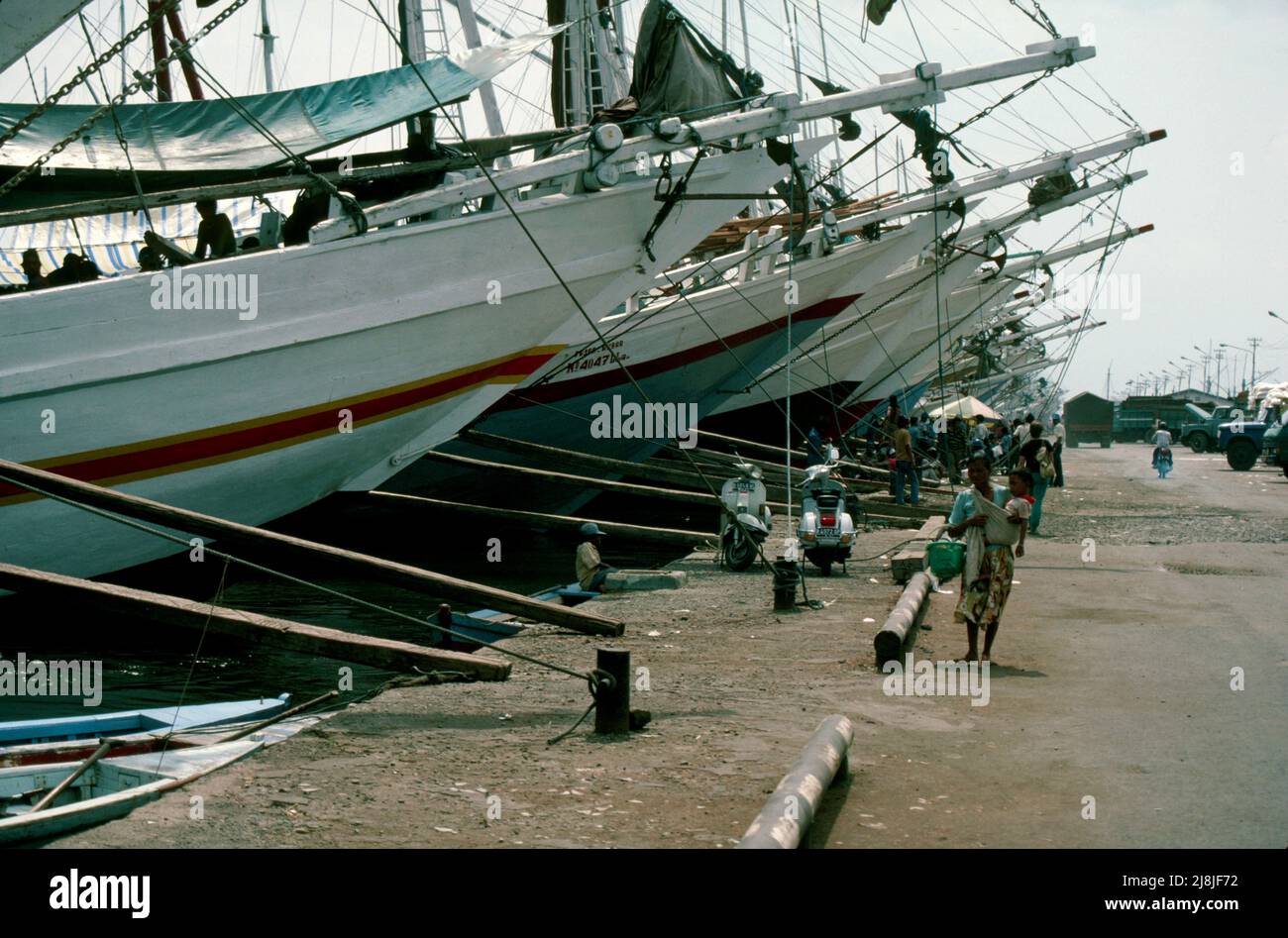 Archi di barche al porto di Sunda Kelapa, Giacarta, Indonesia 1984anchore Foto Stock