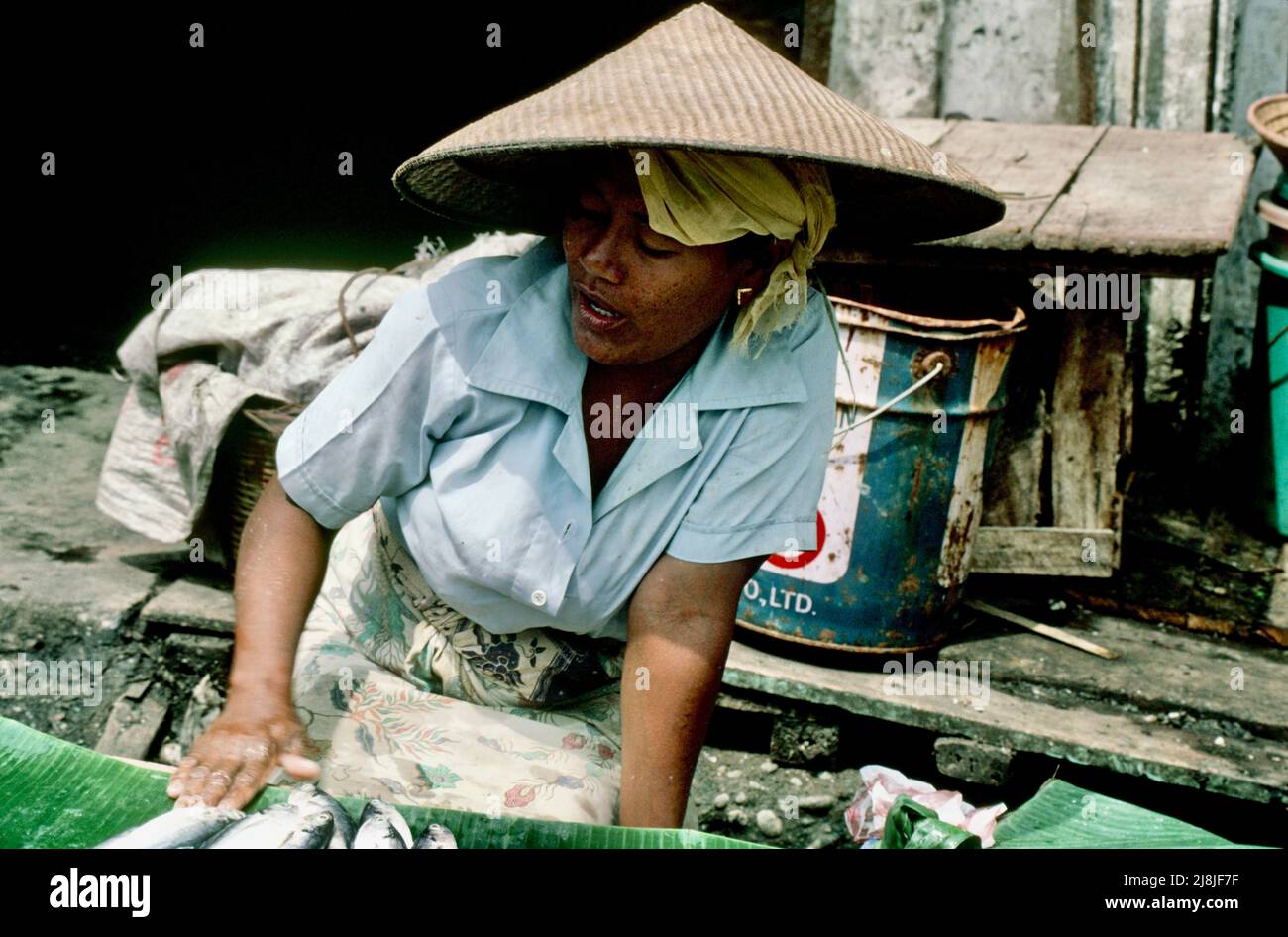 Donna al Sunda Kelapa Marked, Giacarta, Indonesia 1984 Foto Stock