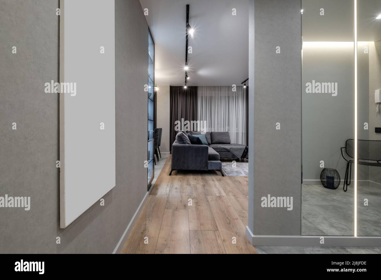 mobili all'interno di un costoso soggiorno in monolocali o appartamenti con divano tv tavolo e sedie Foto Stock