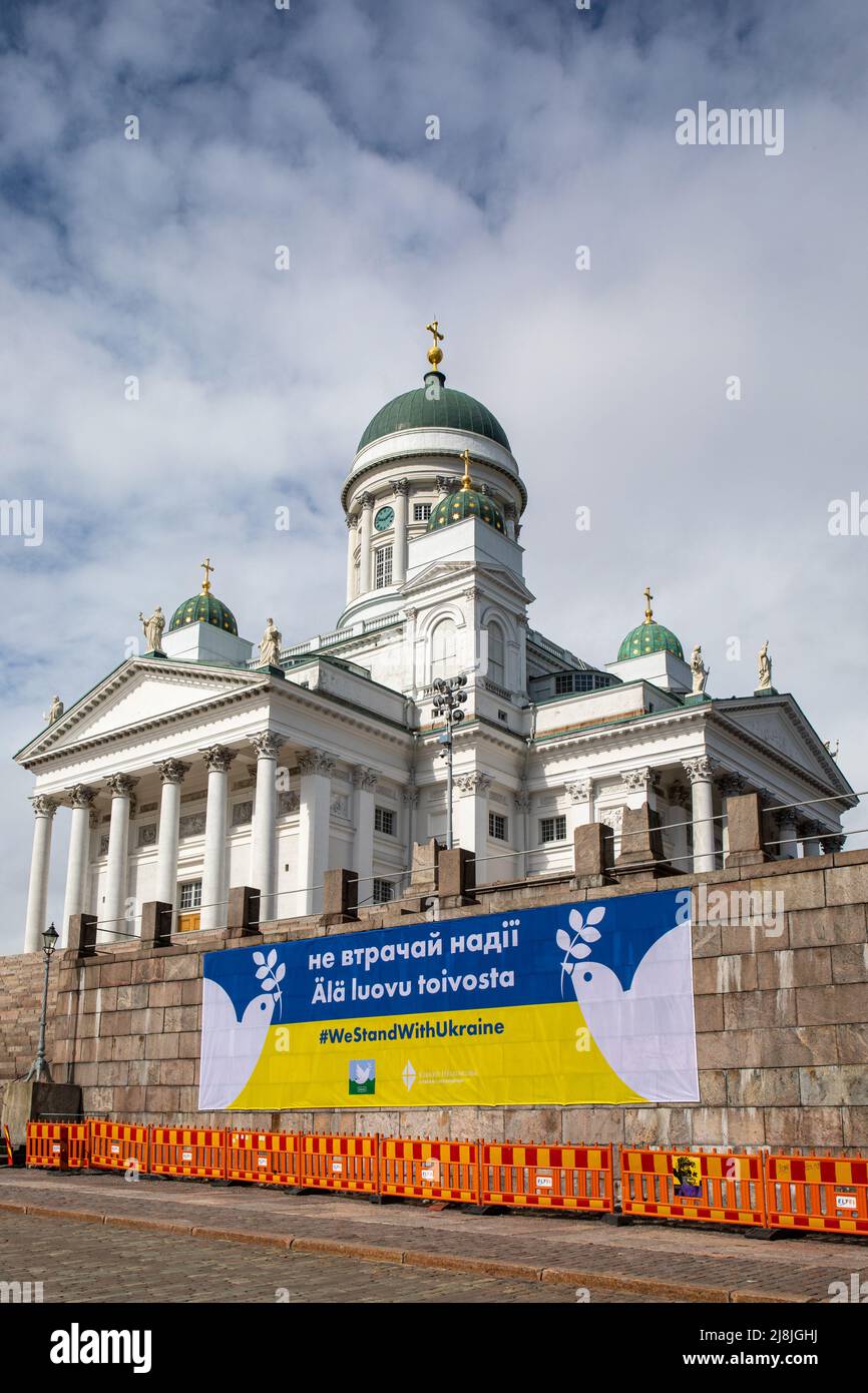 Älä luovu toivosta. Banderole che sostiene Ukrane di fronte alla Cattedrale di Helsinki, in Finlandia. Foto Stock