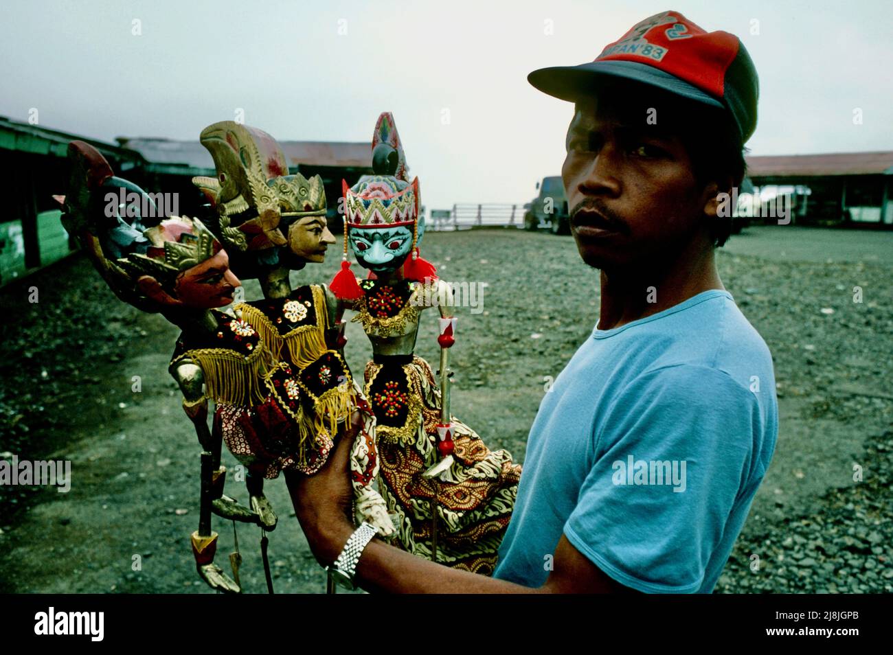 Uomo che vende marionette tradizionali a Bogor, Indonesia 1984 Foto Stock
