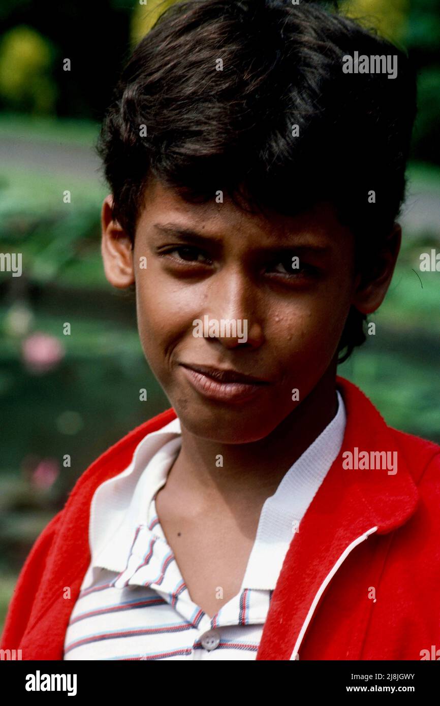 Ragazzo scolastico in giacca rossa a Bogor, Indonesia 1984 Foto Stock