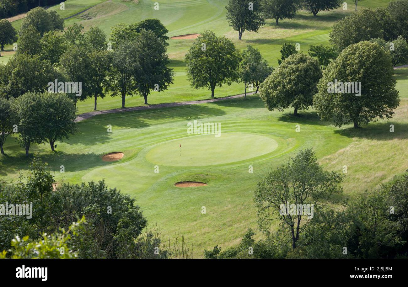 Vista aerea del campo da golf in campagna, scenario di golf britannico visto dall'alto Foto Stock