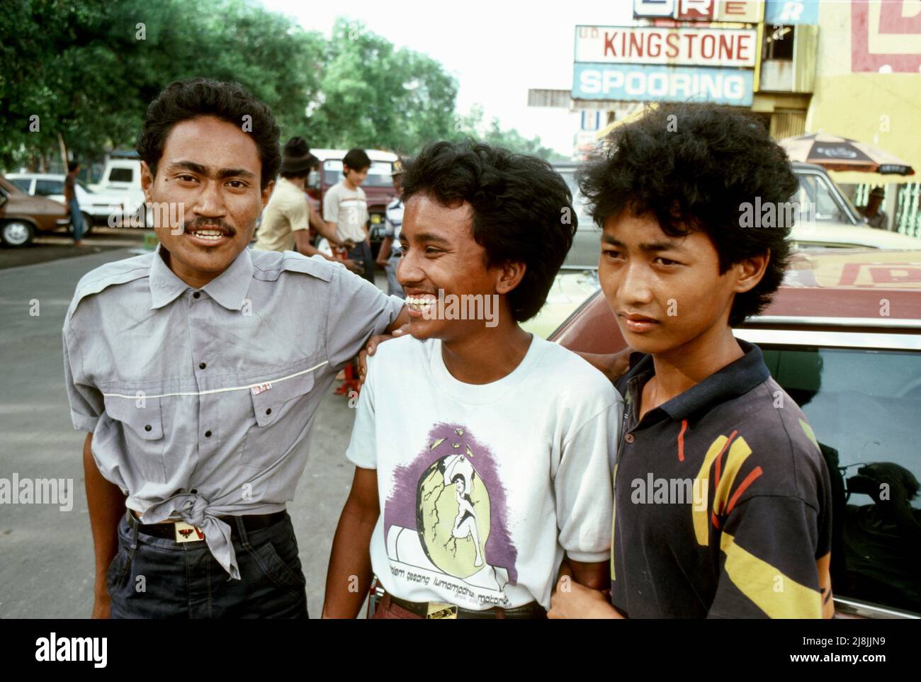 Tassisti a Surabaya sull'isola di Java in Indonesia 1985 Foto Stock