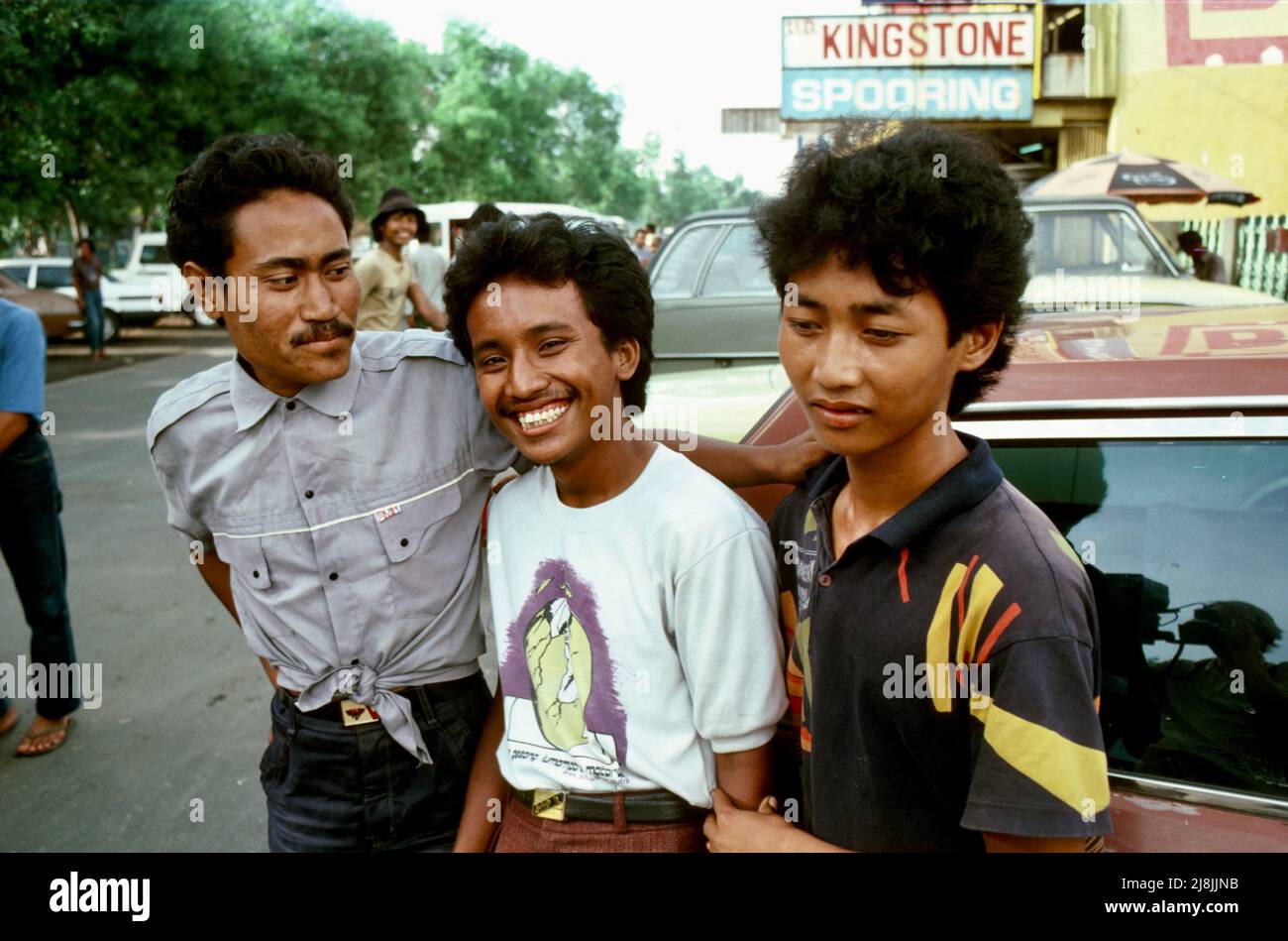 Tassisti a Surabaya sull'isola di Java in Indonesia 1985 Foto Stock