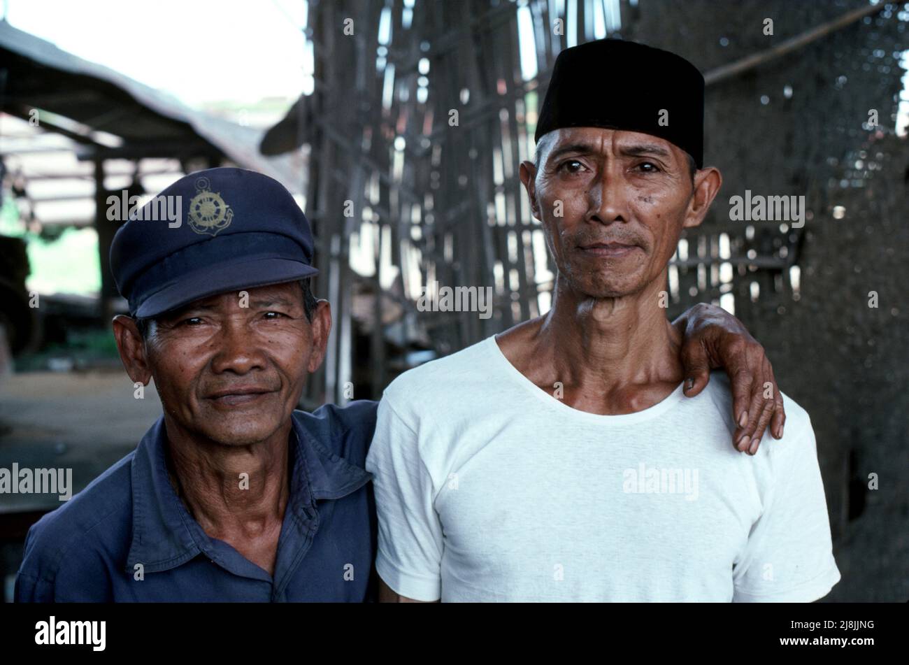 Operai di fabbrica Surabaya sull'isola di Giava in Indonesia 1985 Foto Stock