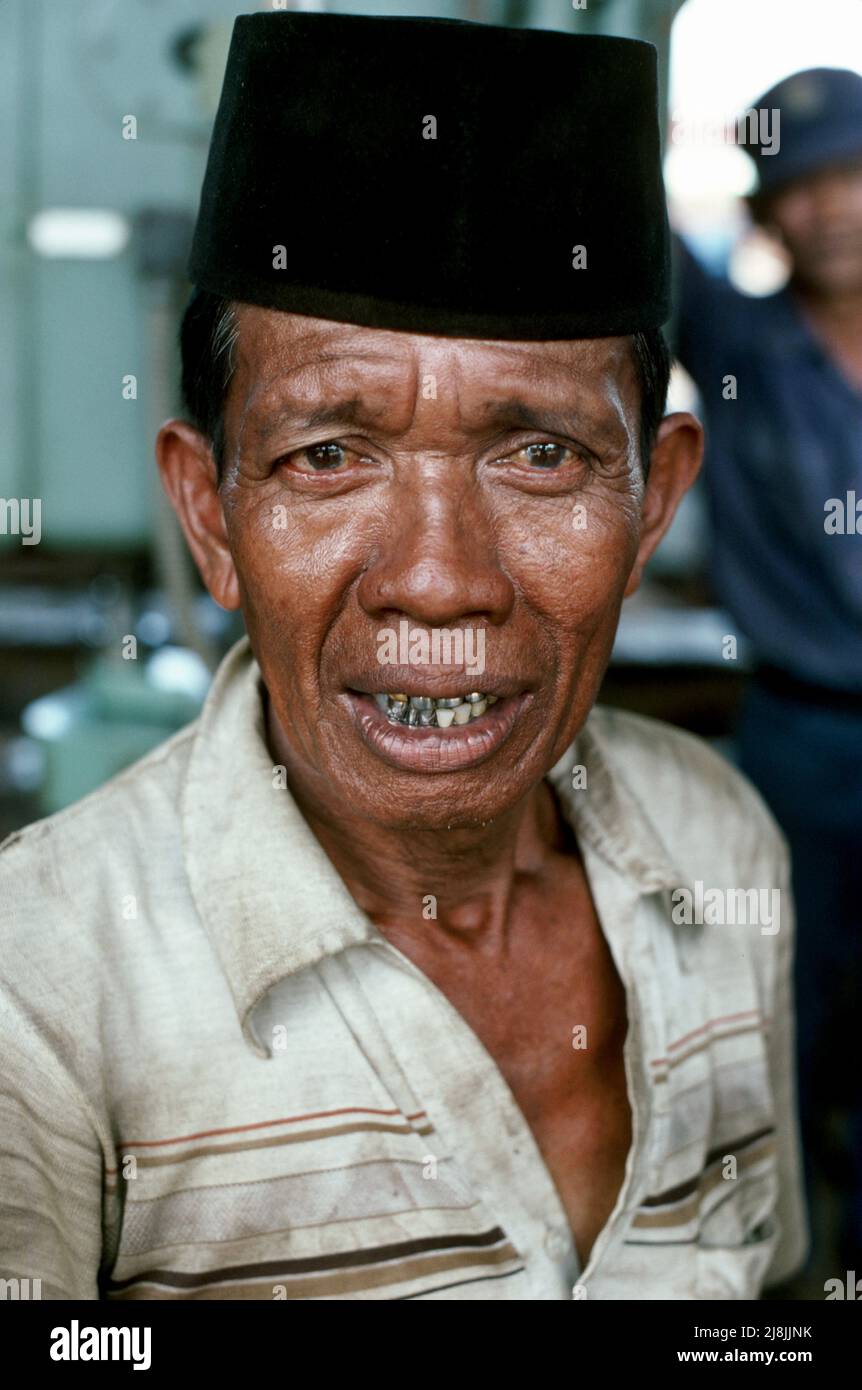 Operaio di fabbrica a Surabaya, sull'isola di Giava, in Indonesia, 1985 Foto Stock