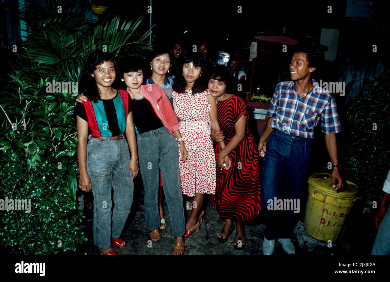 Donne nell'area a luci rosse di Dolly a Surabaya, Indonesia 1984 Foto Stock