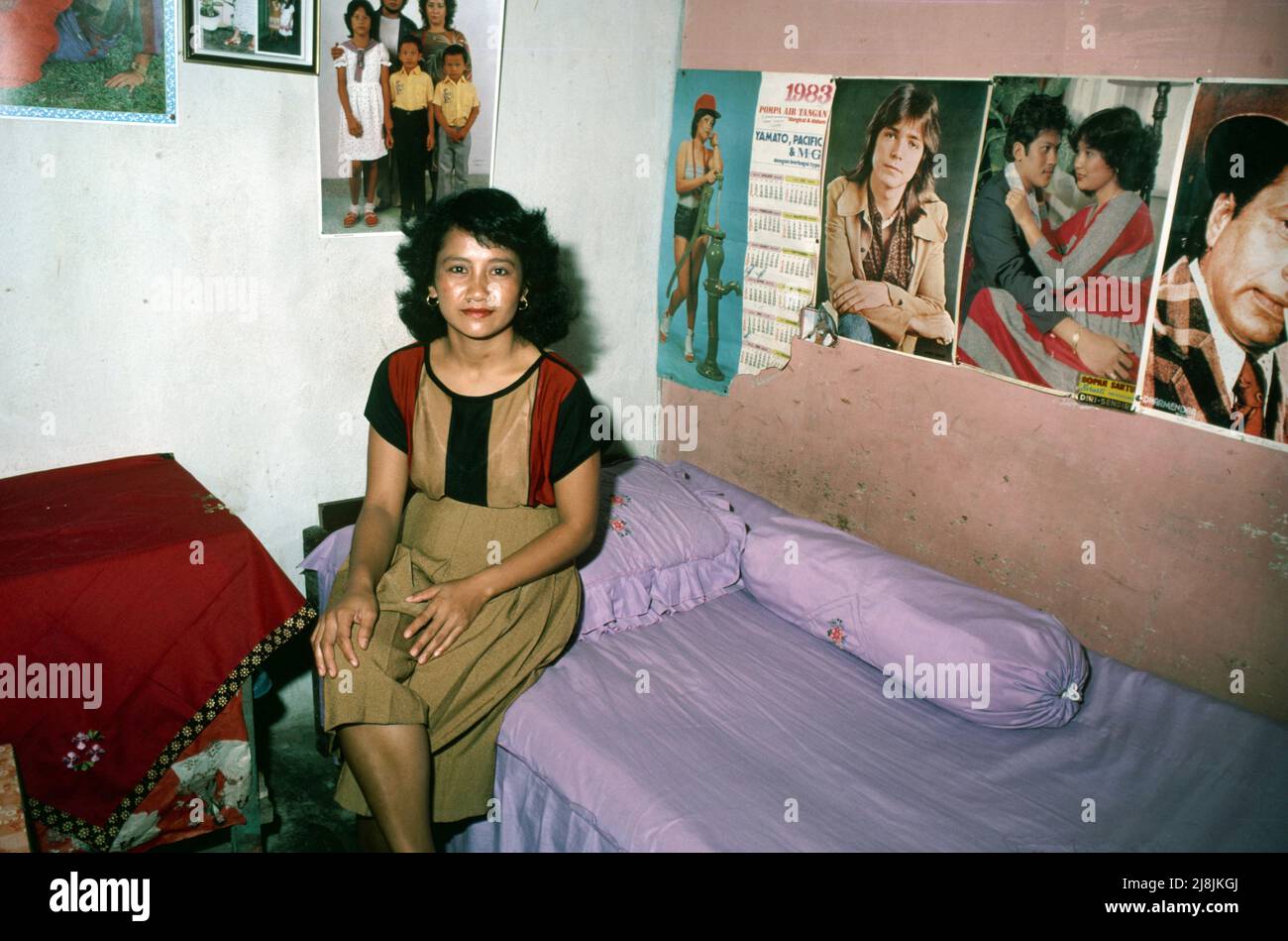 Donna nella sua stanza nell'area a luci rosse di Dolly a Surabaya, Indonesia 1984 Foto Stock