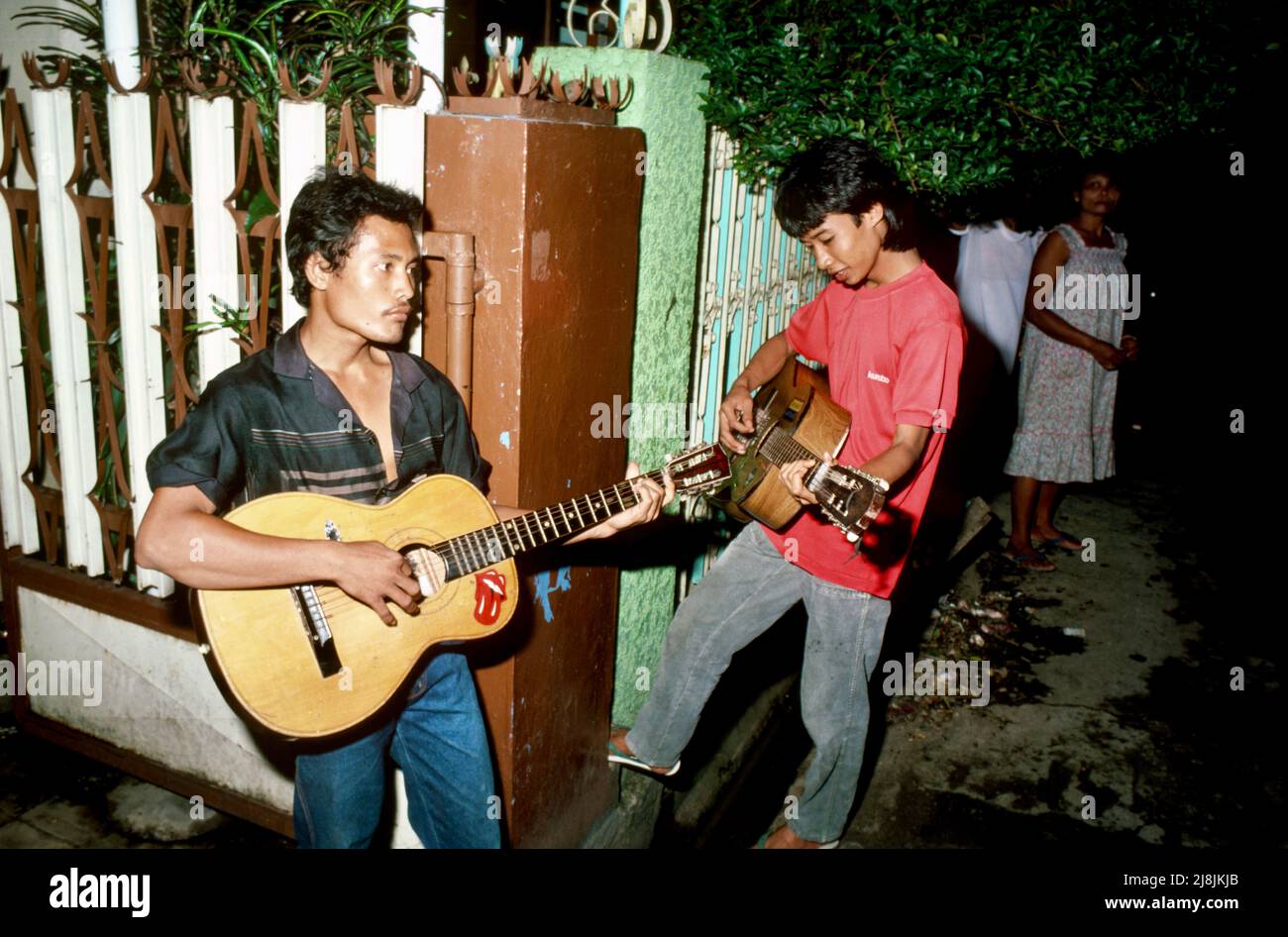 Musicisti di strada a Surabaya, Indonesia 1984 Foto Stock