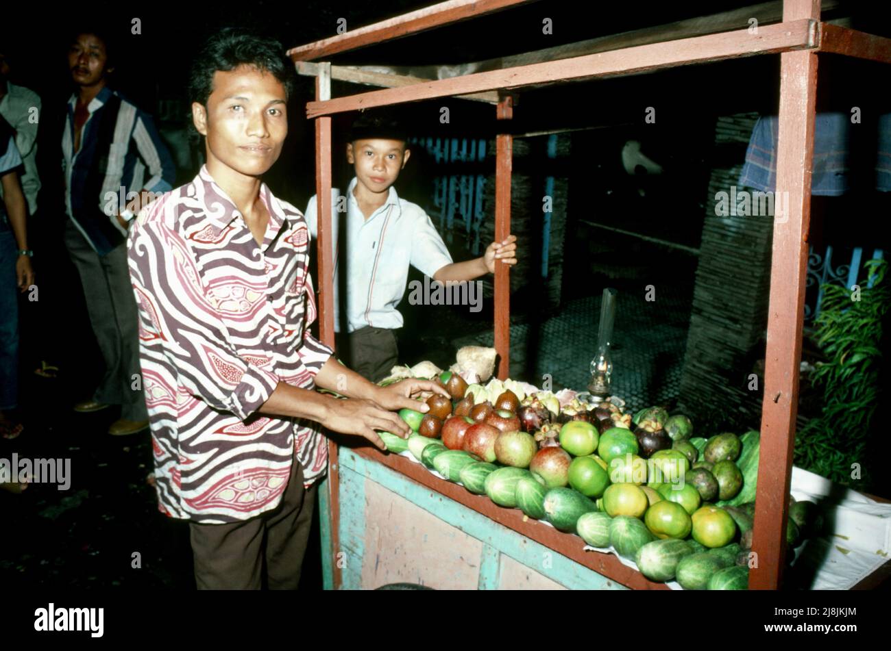 Venditori ambulanti a Surabaya, Indonesia 1984 Foto Stock
