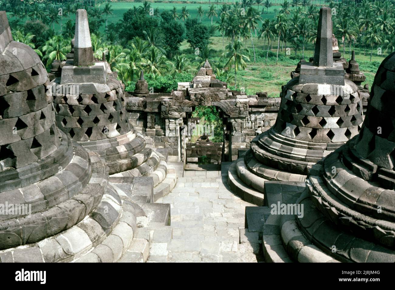 Borobudur, il più grande tempio buddista del mondo, Giava, Indonesia 1984 Foto Stock