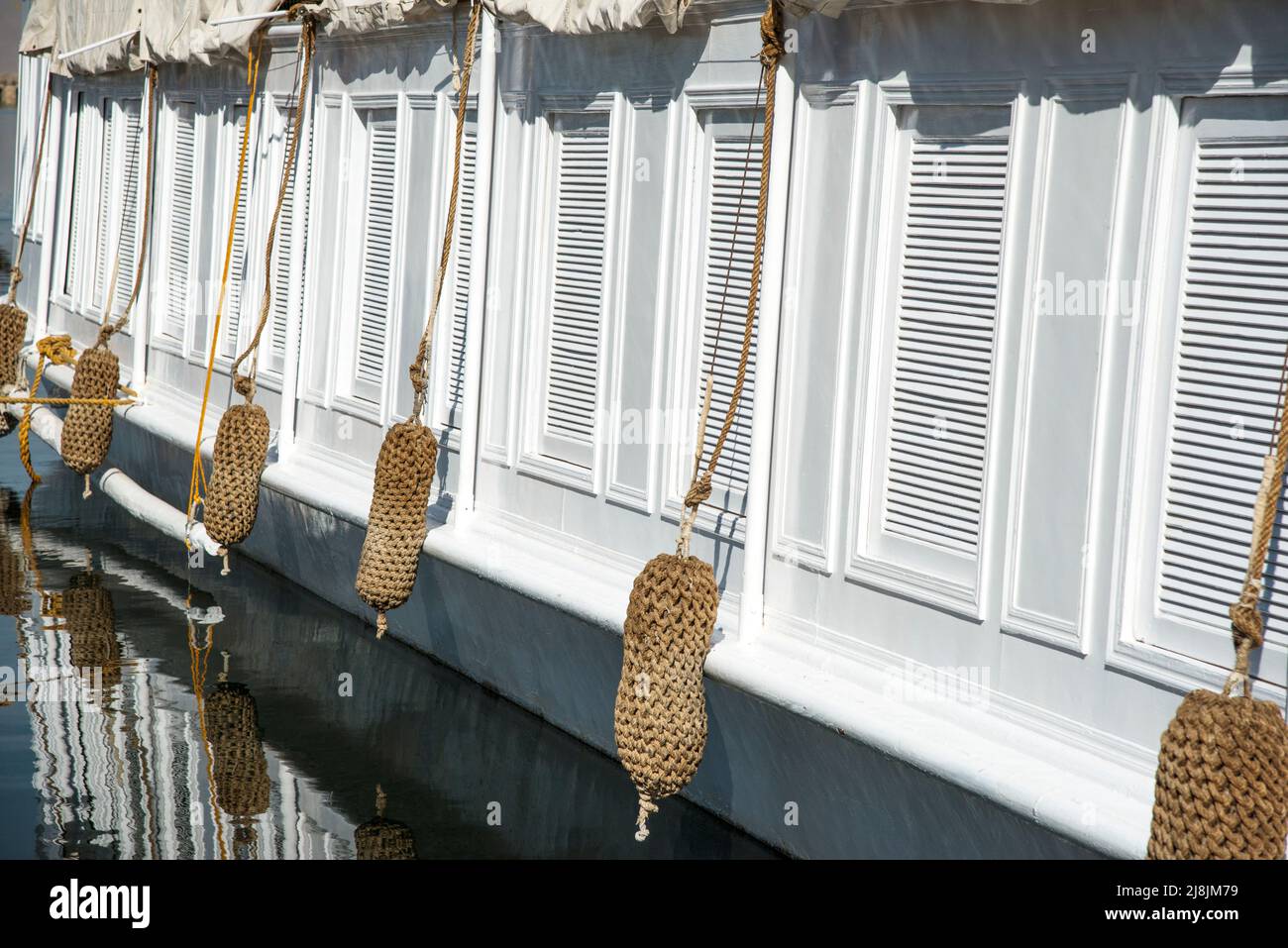 Battelli su una barca a vela turistica sul Nilo Dahabiya Foto Stock