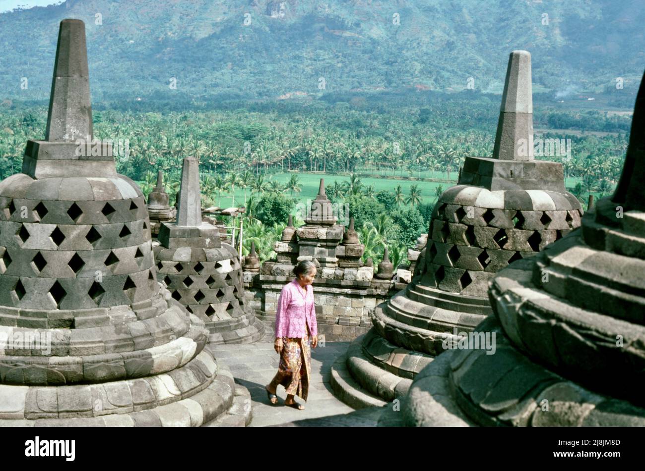 Borobudur, il più grande tempio buddista del mondo, Giava, Indonesia 1984 Foto Stock