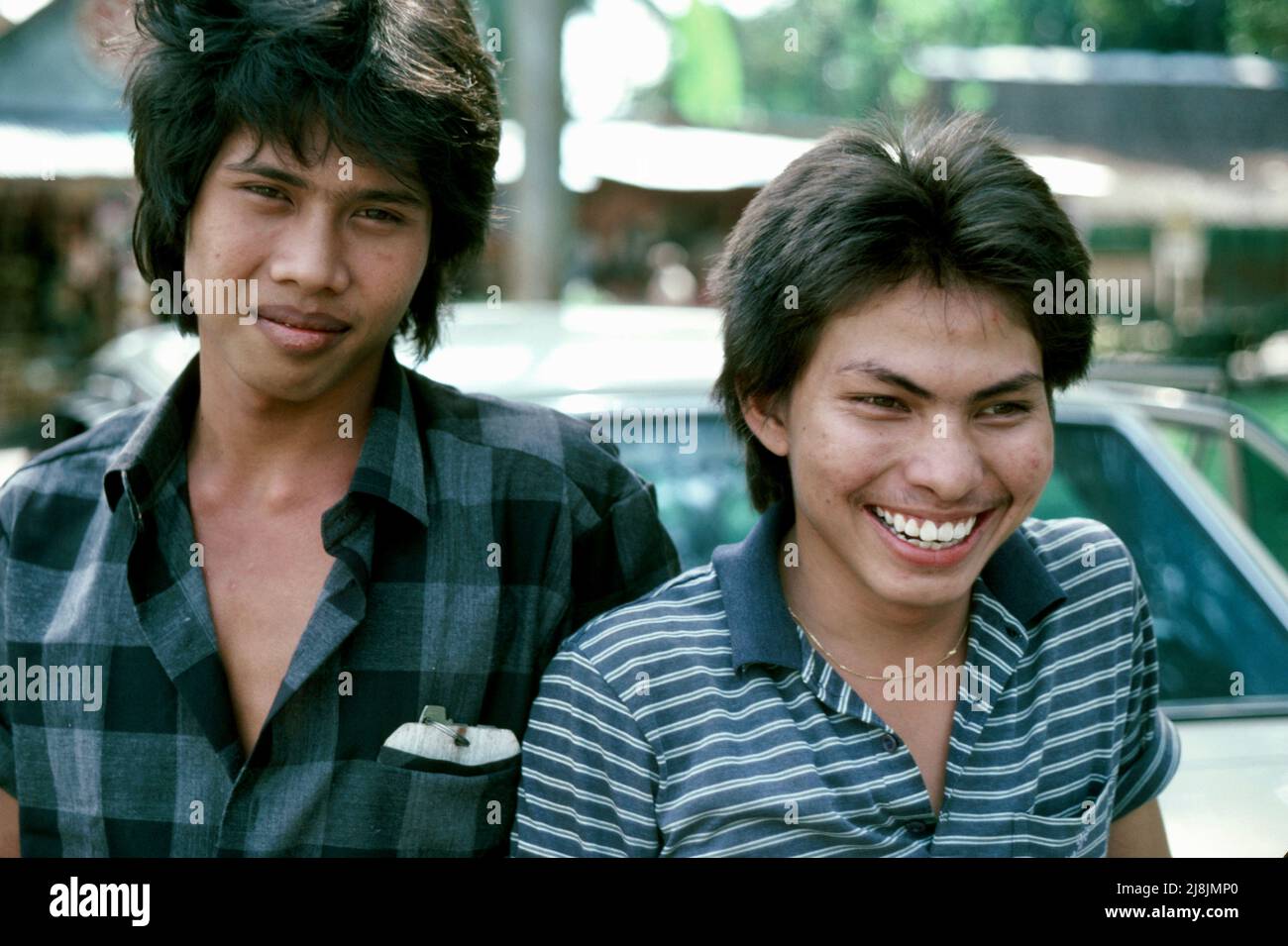 Due giovani uomini a Yogakarta sull'isola di Giava, Indonesia 1984 Foto Stock