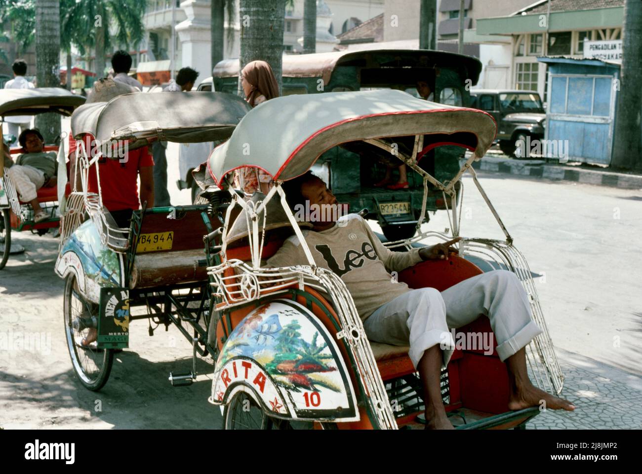Pedicabs in attesa di clienti a Yogakarta sull'isola di Giava, Indonesia 1984 Foto Stock