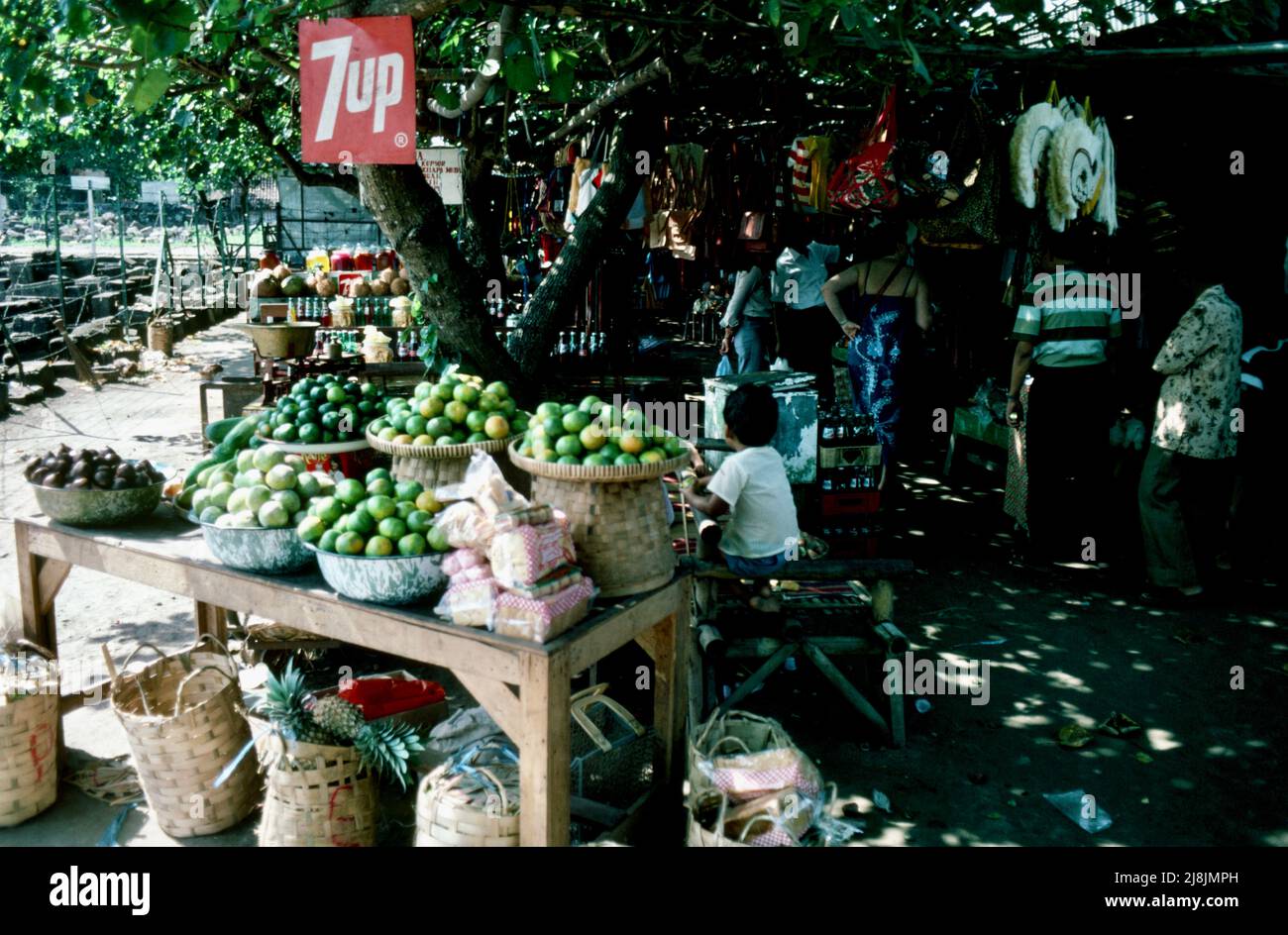 Venditore ambulante a Yogakarta sull'isola di Giava, Indonesia 1984 Foto Stock