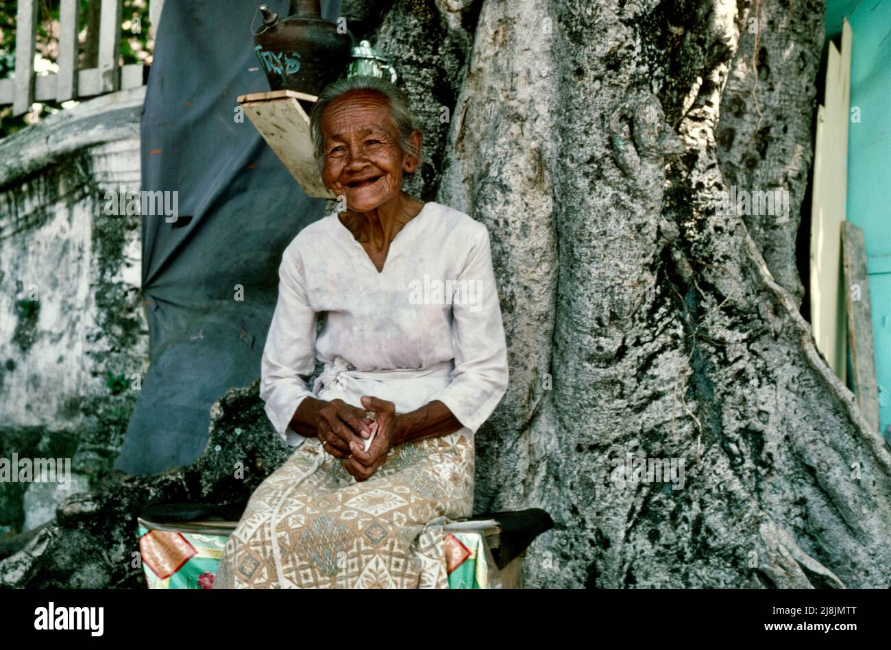 Anziana sorridente a Yogakarta sull'isola di Giava, Indonesia 1984 Foto Stock