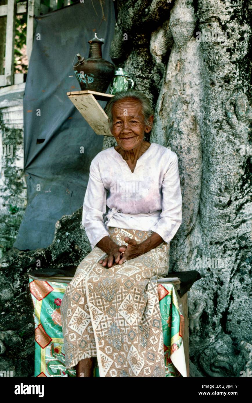 Vecchia donna sorridente a Yogakarta sull'isola di Giava, Indonesia 1984 Foto Stock