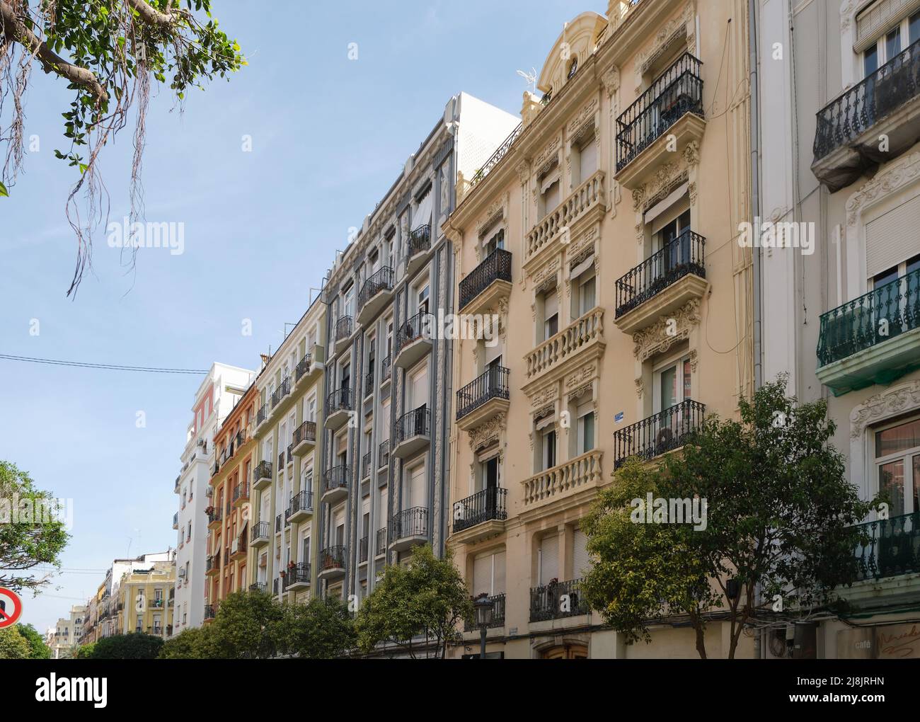 Vista degli edifici di appartamenti in Ruzafa o Russafa, quartiere Eixample. È un reparto molto popolare a Valencia, Spagna. Foto Stock