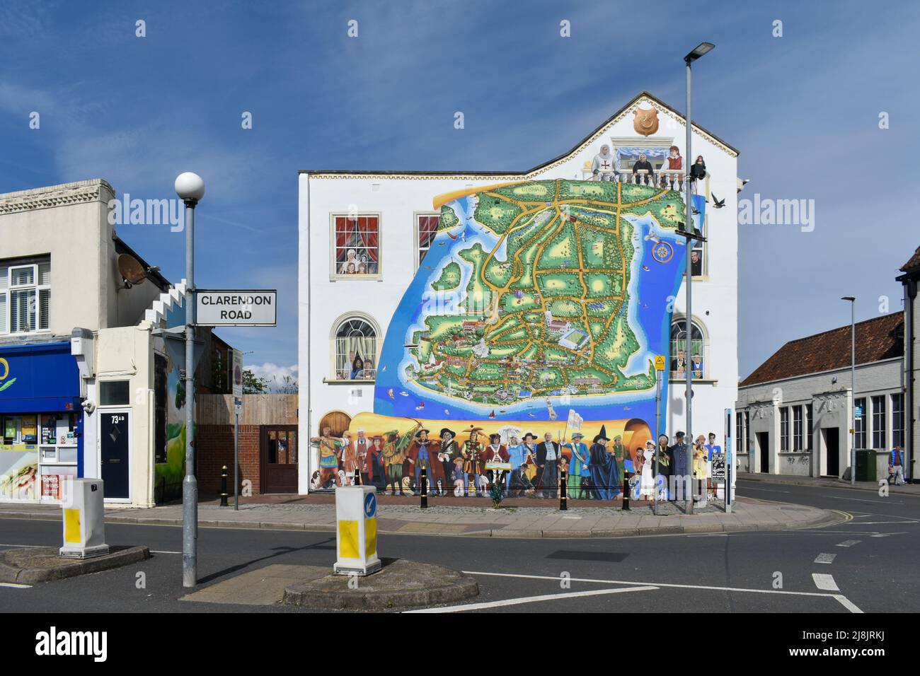 Il murale della mappa della città di Strand su Clarendon Road a Portsmouth, Inghilterra. Dipinto sul lato di un edificio mostra i punti di riferimento locali. Foto Stock