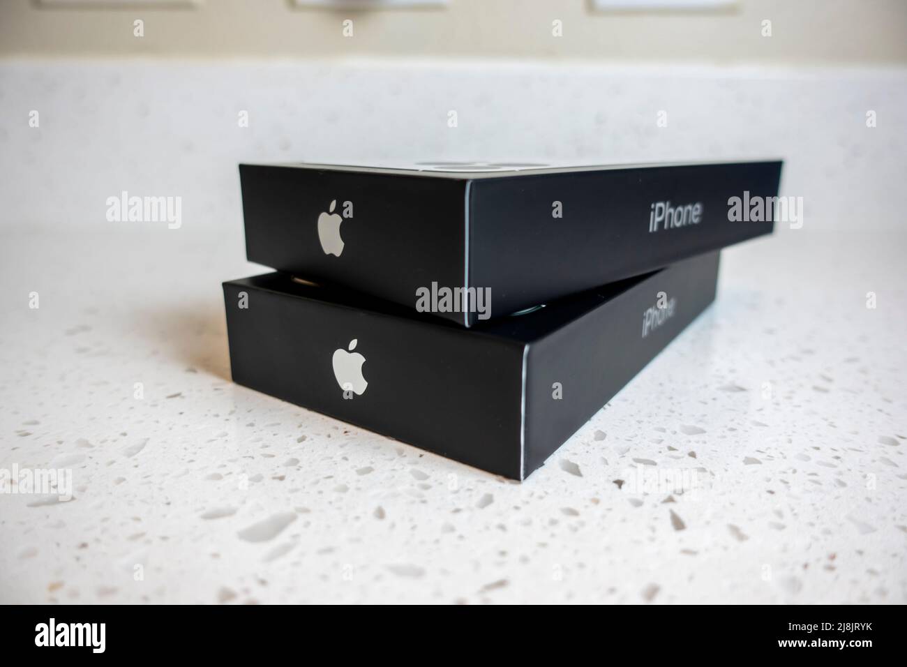 Seattle, WA USA - circa Maggio 2022: Vista di due scatole iPhone 13 Pro su un banco da cucina all'interno di una casa Foto Stock
