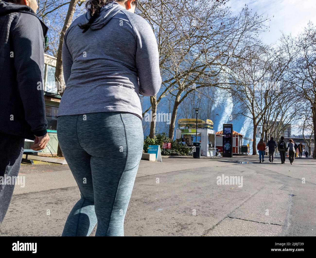 Seattle, WA USA - circa Aprile 2022: Vista della gente che cammina intorno e gode di una giornata di sole vicino all'area del Centro di Seattle nel quartiere del centro. Foto Stock