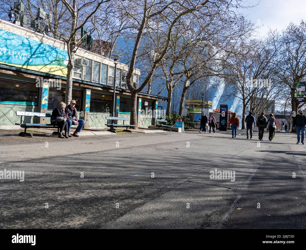 Seattle, WA USA - circa Aprile 2022: Vista della gente che cammina intorno e gode di una giornata di sole vicino all'area del Centro di Seattle nel quartiere del centro. Foto Stock