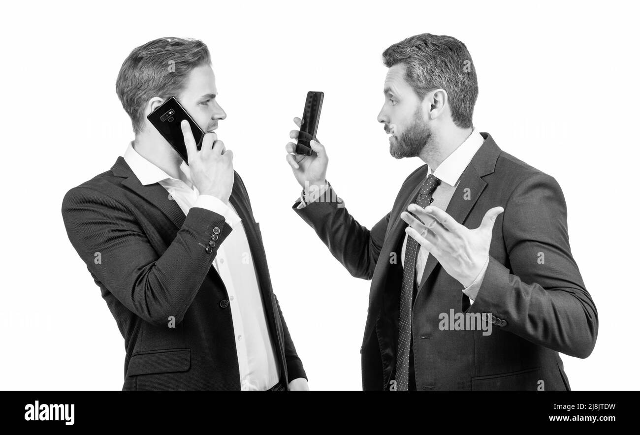 dipendenti mostrare smartphone al capo. uomini partner gesturing alle negoziazioni aziendali. Foto Stock