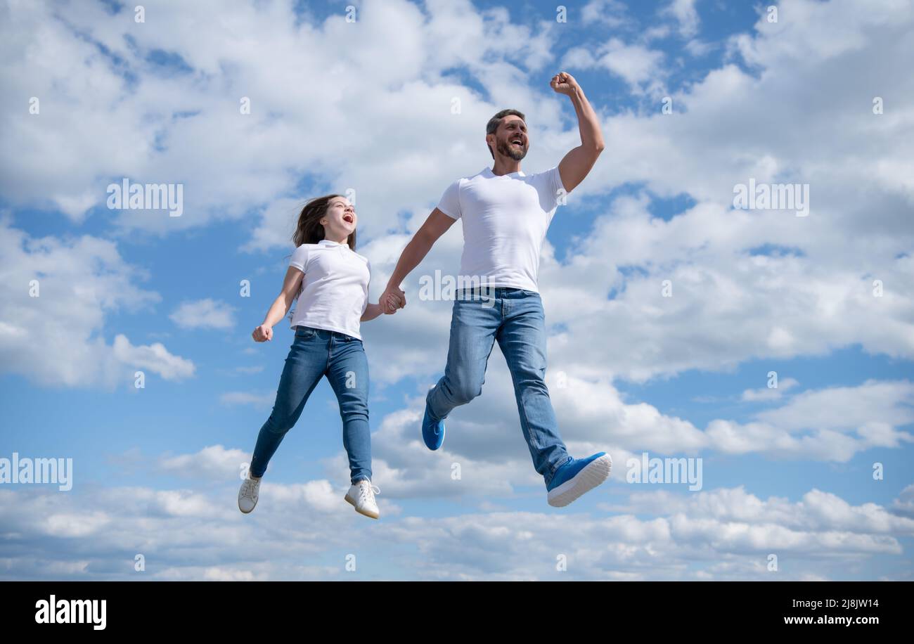 libero padre e figlia saltano in cielo. Foto Stock