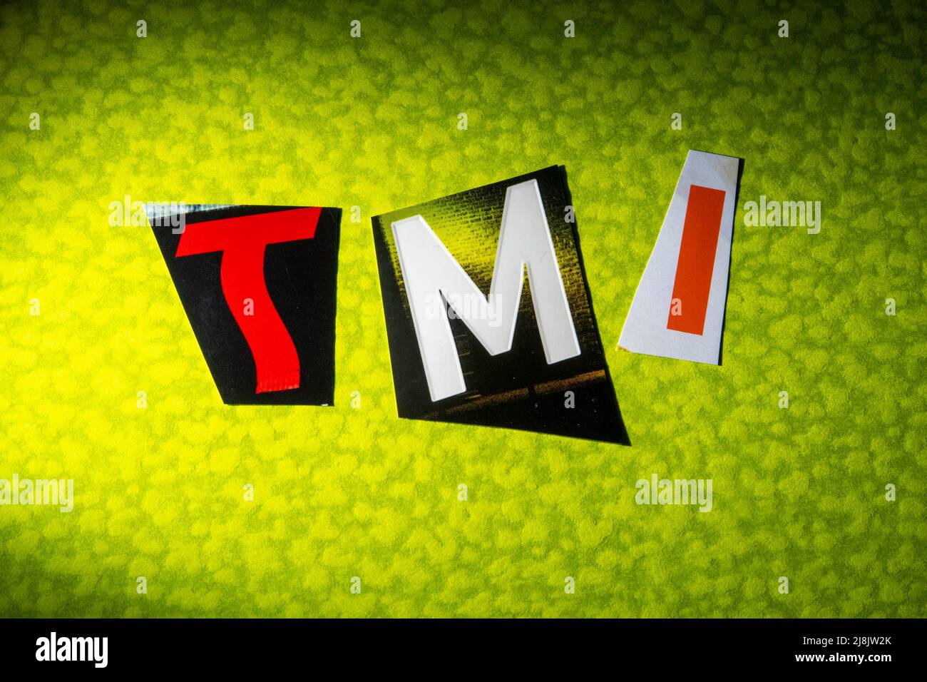 L'acronimo TMI è l'abbreviazione di "Too much Information" (troppo informazioni) ed è scritto in Ransom note Style tipography, USA Foto Stock