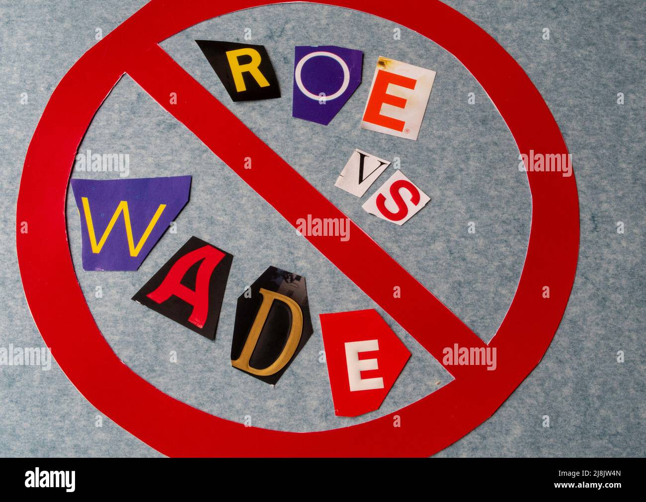 Il concetto di 'Cancel Roe vs Wade' usando le lettere di carta ritagliate nella tipografia di effetto di nota di riscatto all'interno dell'International NO Symbol, USA Foto Stock
