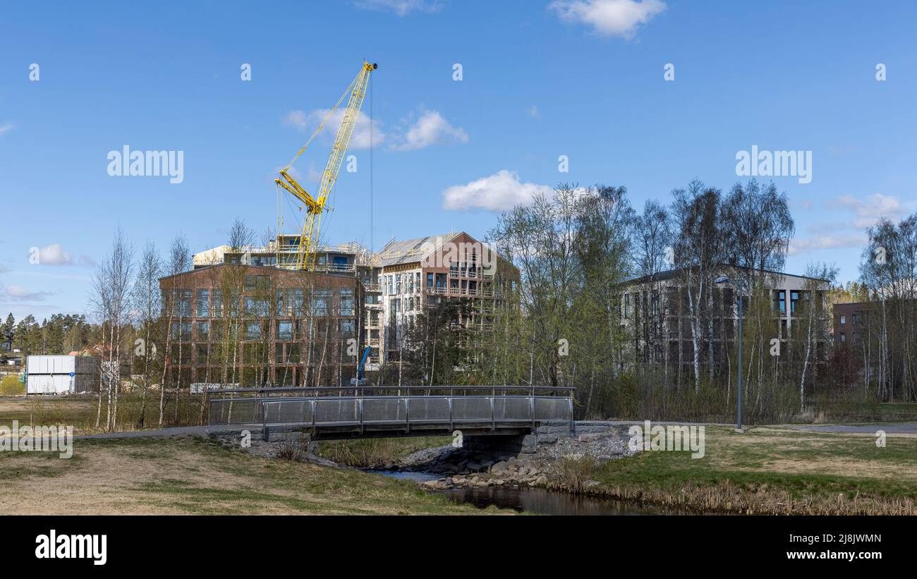 Suurpelo moderno quartiere residenziale di Espoo in una luminosa giornata primaverile Foto Stock