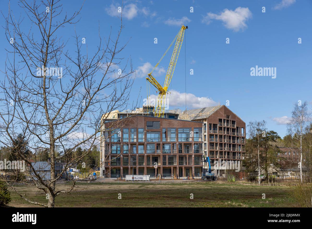 Suurpelo moderno quartiere residenziale di Espoo in una luminosa giornata primaverile Foto Stock