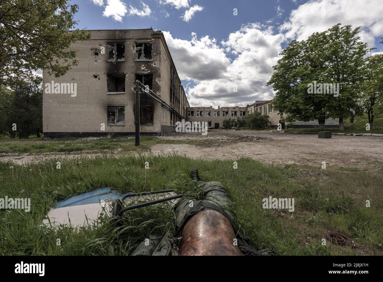 Kharkiv, Ucraina. 16th maggio 2022. Un soldato russo è morto dopo la liberazione di una piccola città ad est di Kharkiv, a Vilhivka, Ucraina, lunedì 16 maggio, 2022. Le forze ucraine hanno dichiarato lunedì che la loro controffensiva nella seconda città più grande di Kharkiv ha permesso loro di respingere le forze russe in una delle battute d'arresto più significative per Mosca dall'inizio della sua invasione. EDITOR: NOTA CONTENUTO Foto di Ken Cedeno/UPI credito: UPI/Alamy Live News Foto Stock