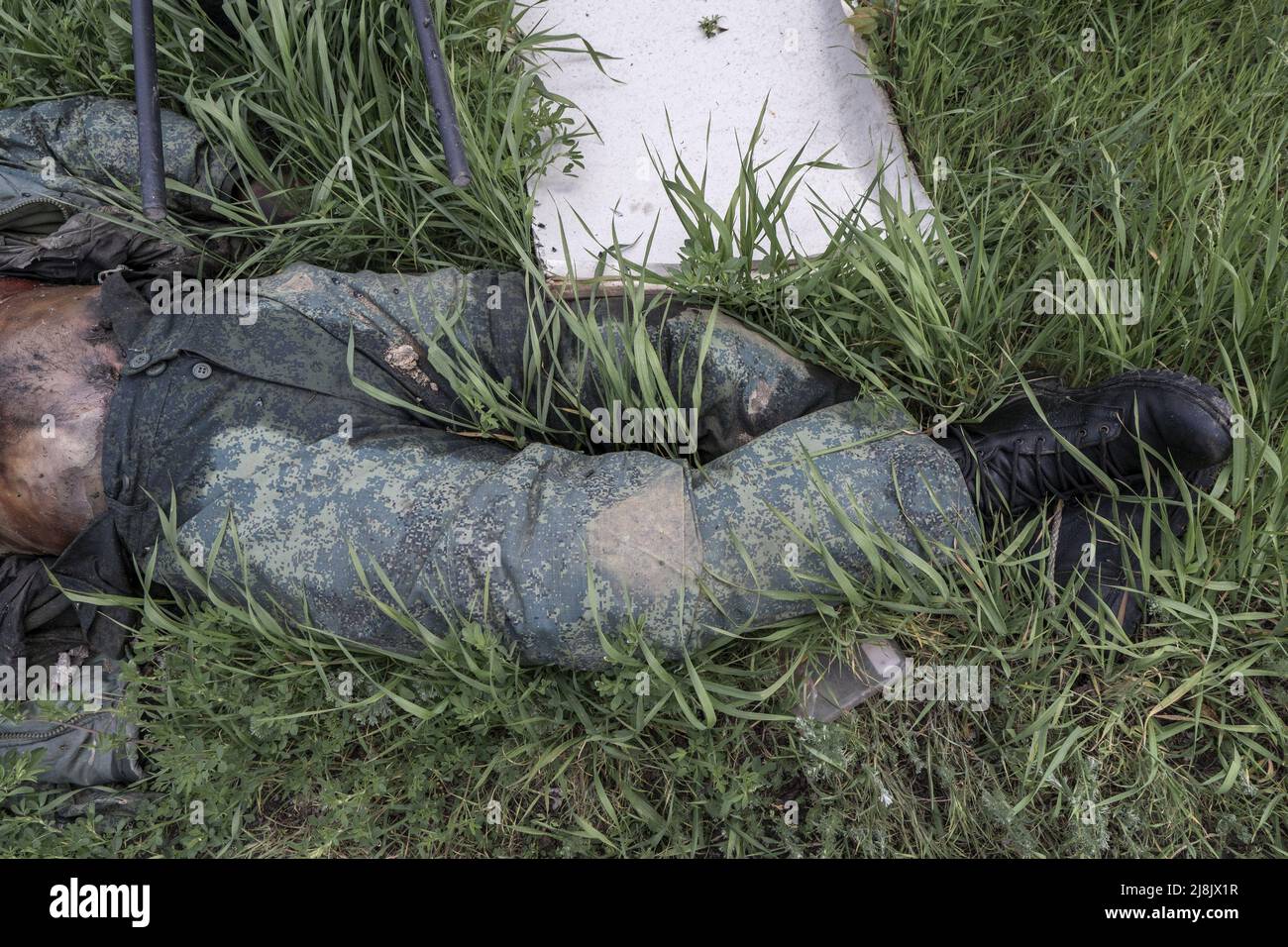 Kharkiv, Ucraina. 16th maggio 2022. Un soldato russo è morto dopo la liberazione di una piccola città ad est di Kharkiv, a Vilhivka, Ucraina, lunedì 16 maggio, 2022. Le forze ucraine hanno dichiarato lunedì che la loro controffensiva nella seconda città più grande di Kharkiv ha permesso loro di respingere le forze russe in una delle battute d'arresto più significative per Mosca dall'inizio della sua invasione. EDITOR: NOTA CONTENUTO Foto di Ken Cedeno/UPI credito: UPI/Alamy Live News Foto Stock