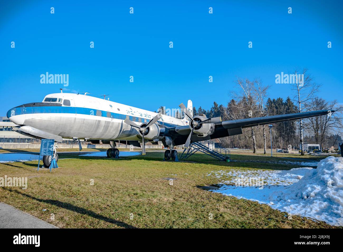 LUBIANA, SLOVENIA - 15 FEBBRAIO 2022: Douglas DC-6B YU-AFF aereo vicino all'aeroporto di Lubiana Foto Stock