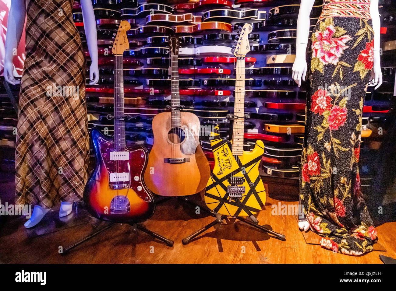 New York, Stati Uniti. 15th maggio 2022. Julien's Auctions presenta un'anteprima all'asta delle chitarre di proprietà di Jimi Hendrix, Johnny Cash ed Eddie van Halen all'Hard Rock Cafe di New York, New York, il 16 maggio 2022. L'asta si svolgerà dal 20-22 maggio presso l'Hard Rock Cafe. (Foto di Gabriele Holtermann/Sipa USA) Credit: Sipa USA/Alamy Live News Foto Stock