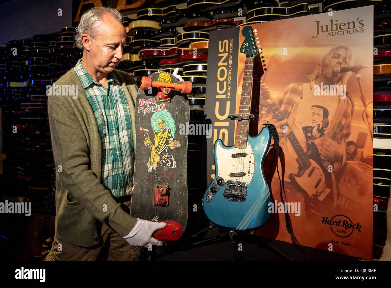 New York, Stati Uniti. 15th maggio 2022. Julien's Auctions presenta un'anteprima all'asta dell'opera di Kurt Cobain disegnata personalmente nel 1985 da Iron Maiden "Killers", con la mascotte di Iron Maiden "Eddie"; all'Hard Rock Cafe di New York, New York, il 16 maggio 2022. L'asta si svolgerà dal 20-22 maggio presso l'Hard Rock Cafe. (Foto di Gabriele Holtermann/Sipa USA) Credit: Sipa USA/Alamy Live News Foto Stock