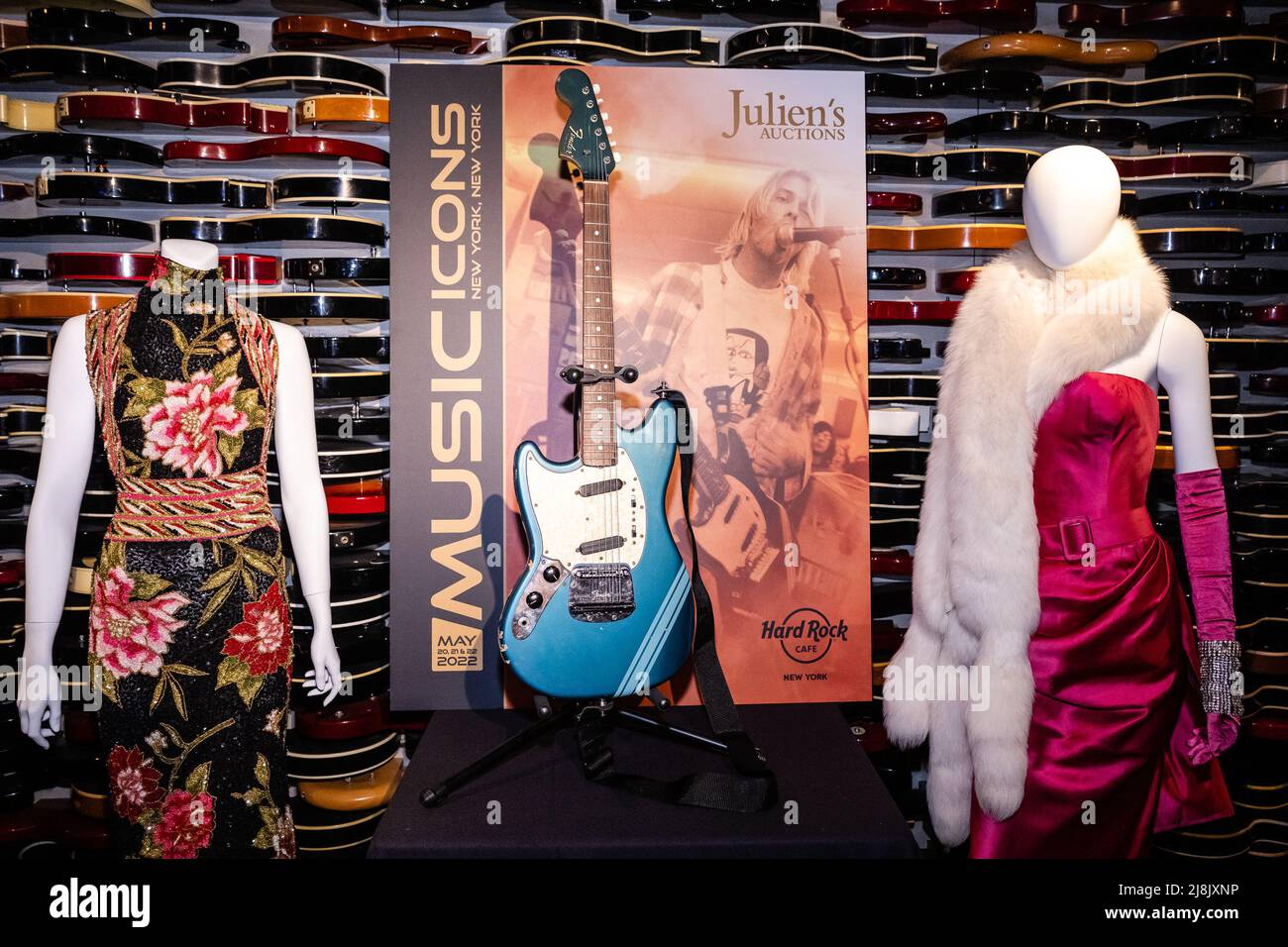 New York, Stati Uniti. 15th maggio 2022. Julien's Auctions presenta un'anteprima all'asta del Bower Gown di Whitney Houston, della chitarra 'Smells Like Teen Spirit' di Kurt Cobain e della abito 'Material Girl' di Madonna all'Hard Rock Cafe di New York, New York, il 16 maggio 2022. L'asta si svolgerà dal 20-22 maggio presso l'Hard Rock Cafe. (Foto di Gabriele Holtermann/Sipa USA) Credit: Sipa USA/Alamy Live News Foto Stock