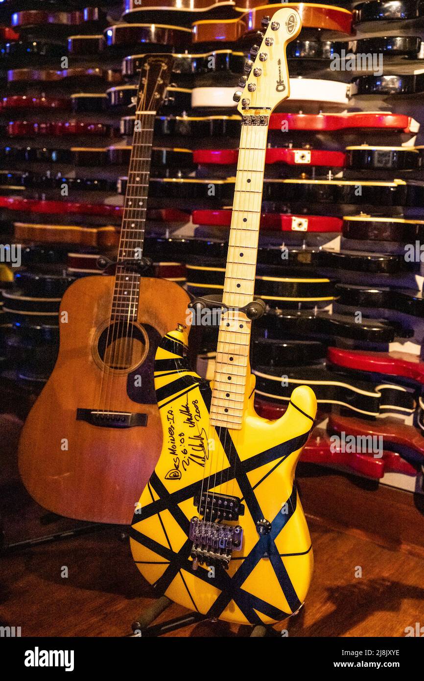 New York, Stati Uniti. 15th maggio 2022. Julien's Auctions presenta un'anteprima all'asta delle chitarre Johnny Cash ed Eddie van Halen all'Hard Rock Cafe di New York, New York, il 16 maggio 2022. L'asta si svolgerà dal 20-22 maggio presso l'Hard Rock Cafe. (Foto di Gabriele Holtermann/Sipa USA) Credit: Sipa USA/Alamy Live News Foto Stock