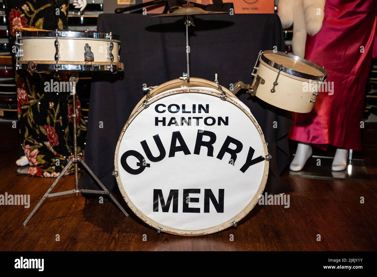 New York, Stati Uniti. 15th maggio 2022. Julien's Auctions presenta un'anteprima all'asta di 'The Quarry Men', un drumset originale pre-Beatles, all'Hard Rock Cafe di New York, New York, il 16 maggio 2022. L'asta si svolgerà dal 20-22 maggio presso l'Hard Rock Cafe. (Foto di Gabriele Holtermann/Sipa USA) Credit: Sipa USA/Alamy Live News Foto Stock