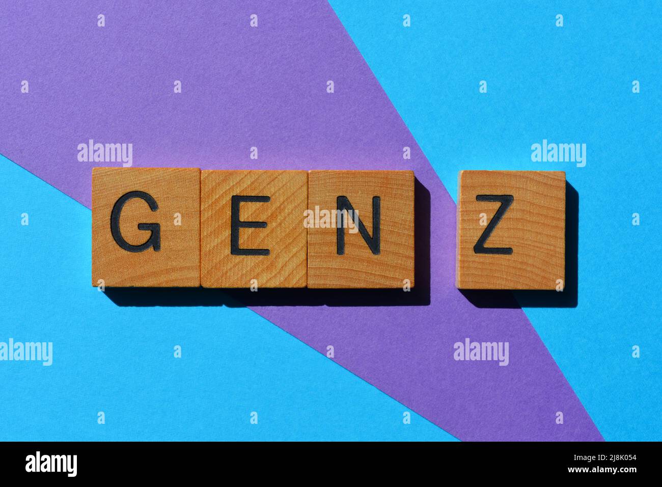 Gen Z, abbreviazione di Generation Z persone nate tra il 1995 e il 2010, parola in alfabeto di legno isolato su sfondo Foto Stock