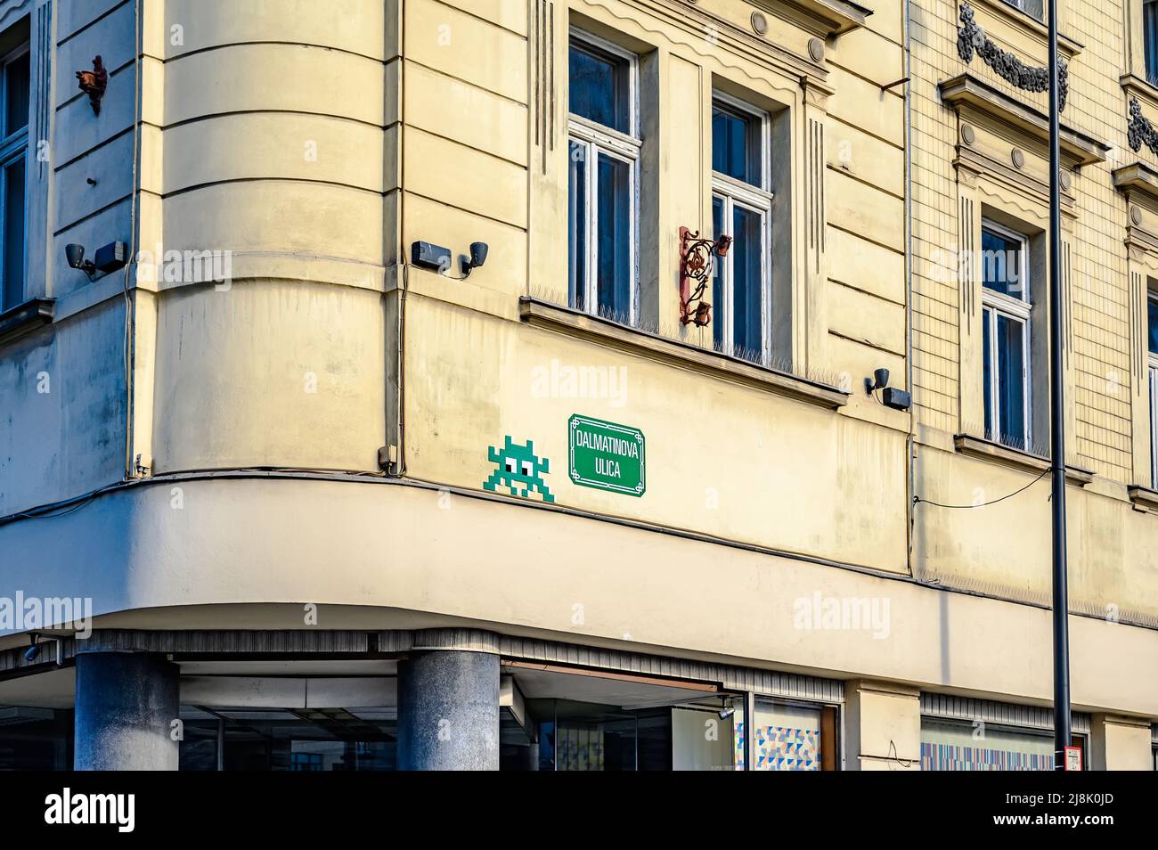 LUBIANA, SLOVENIA - 15 FEBBRAIO 2022: Pixel art a Lubiana del famoso artista francese Franck Slama chiamato Invader Foto Stock