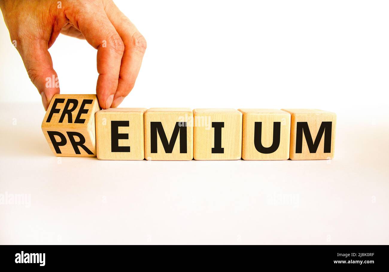 Simbolo Premium o freemium. L'uomo d'affari trasforma i cubi di legno e cambia la parola di concetto Premium in Freemium. Bella tabella bianca sfondo bianco. B Foto Stock