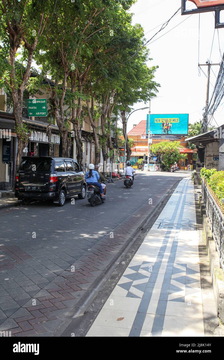 Vista di Jalan Legian o Legian Street nel marzo 2022 durante la pandemia di Covid-19 senza turisti, strada deserta e molti negozi chiusi. Foto Stock