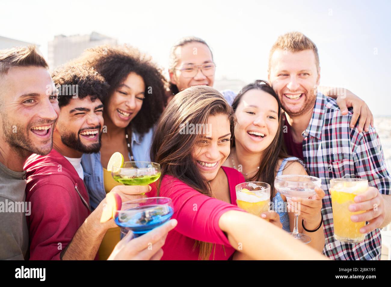 Buon gruppo di amici che prendono selfie bere birra presso il bar della terrazza birreria. Concetto di amicizia sui giovani che si divertono insieme e si divertono. Foto Stock