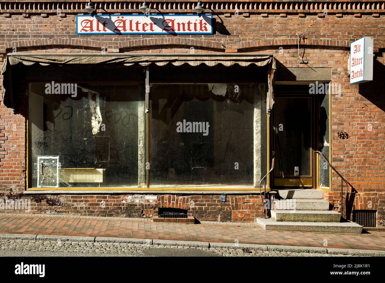 Vetrata sporca di un negozio vacante, Germania, Schleswig-Holstein, Moelln Foto Stock